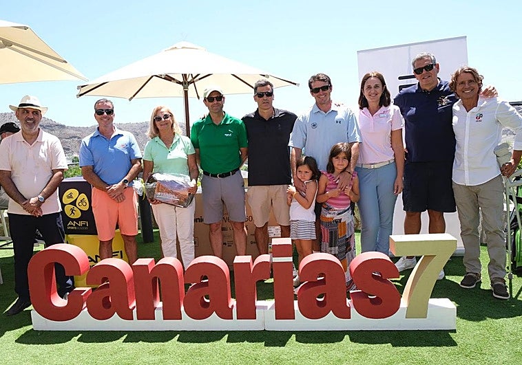 Matías García Brugos y Francisco Suárez posan con los ganadores del torneo.