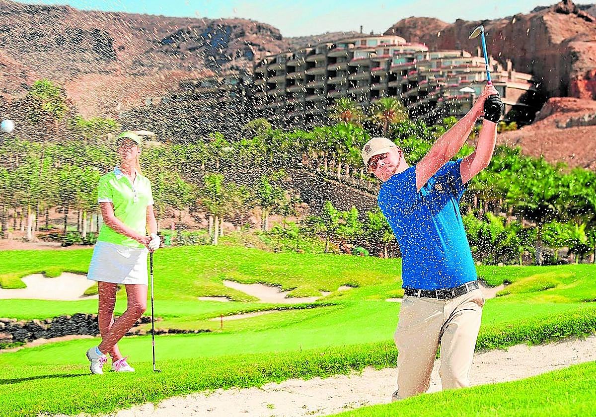 Jugadores disfrutando de las excelencias de Anfi Golf by Lopesan, donde se desarrollará el evento.