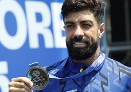 Carlos Gimeno muestra con orgullo su medalla de plata en Singapur.