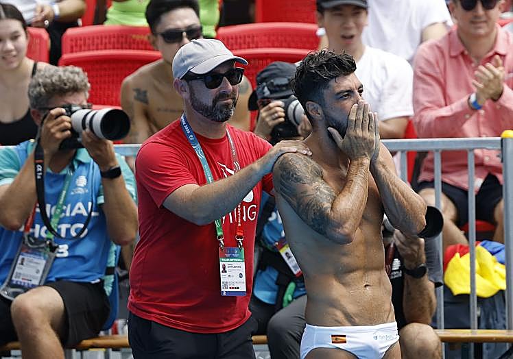 Gesto de emoción en el saltador isleño al conocer el resultado final.