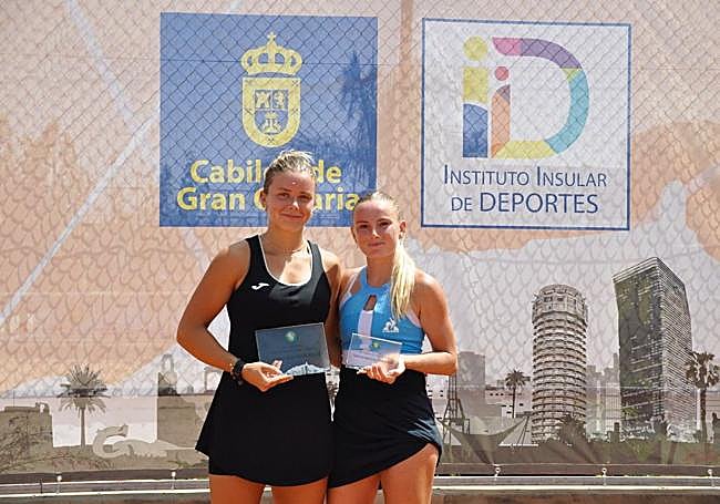 Campeona y subcampeona, haciendo gala de compañerismo y deportividad.