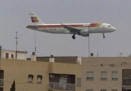 Foto de archivo de un avión aterrizando en un aeropuerto.