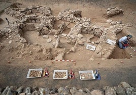 El equipo de arqueólogos trabajando en el yacimiento, situado en el pueblo de Tiagua, en el municipio de Teguise