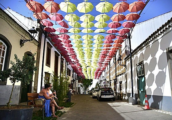 Paraguas para menguar el calor en una calle de Valleseco.