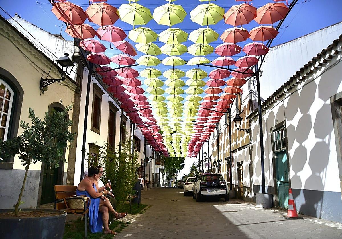 Paraguas para menguar el calor en una calle de Valleseco.