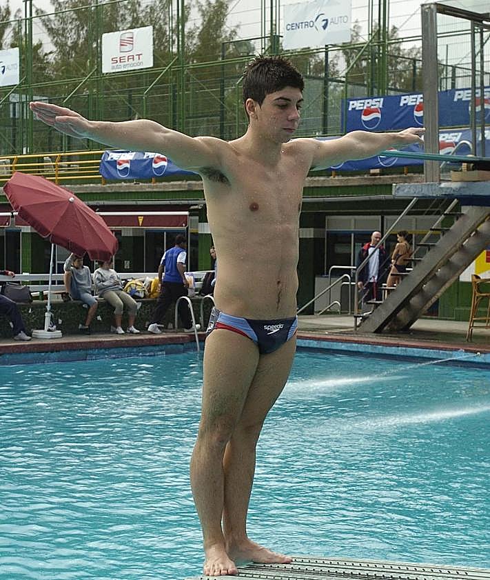 Imagen secundaria 2 - Gimeno, el niño «de talento innato en el aire» que se forjó en el Metropole