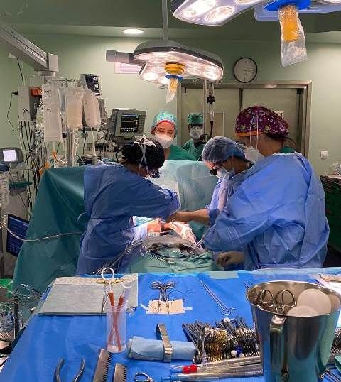 Momento de la realización de un transplante cardíaco.