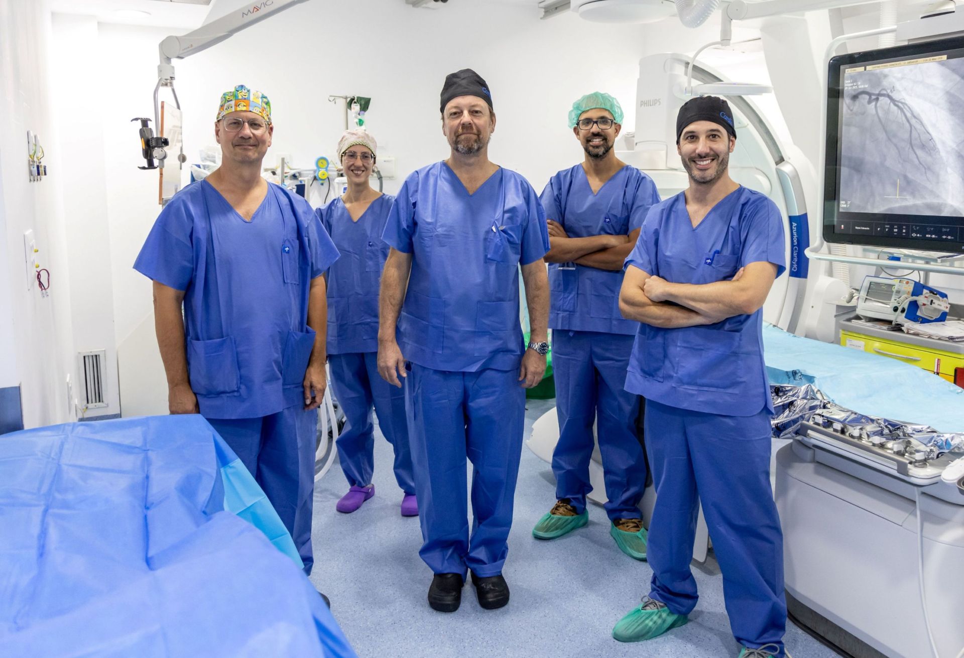 Parte del equipo de cardiología del Hospital Universitario Vithas Las Palmas antes de la cirugía.