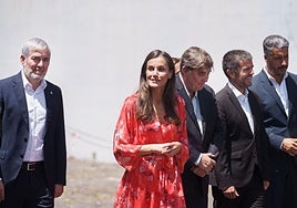 En la imagen, la reina Letizia; el presidente de Canarias, Fernando Clavijo (1i); el director del Instituto Cervantes, Luis García Montero (3d); el rector de la Universidad de La Laguna, Francisco García (2d); y el alcalde de la ciudad tinerfeña, Luis Yeray Gutiérrez (1d).