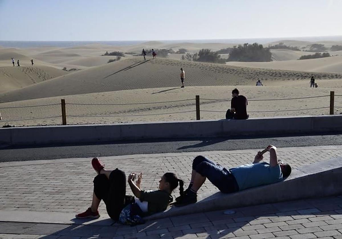 Algunas papeleras irán en este mirador de las dunas.