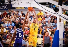 El interior francés Pierre Pelos lanza desde el exterior.