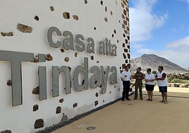 Los cuatros concejales y concejalas del grupo popular municipal, en la casona, con la montaña de Tindaya al fondo.