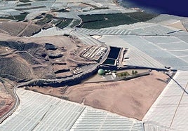 Recreación de la planta de biogás en la ubicación prevista, entre invernaderos próximos a La Atalaya.