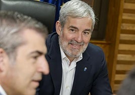 En la imagen, Fenando Clavijo (CC), presidente de Canarias, mira a su socio del PP, Manuel Domínguez, vicepresidente del ejecutivo.