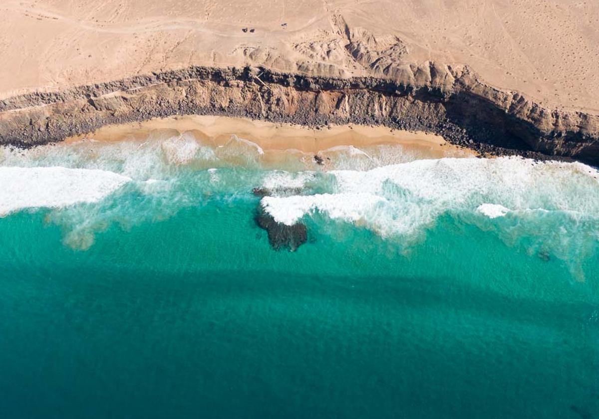 Los 600 metros de la playa del Aguila, más conocida por de la Escalera, al sur de El Cotillo, a vista de dron.