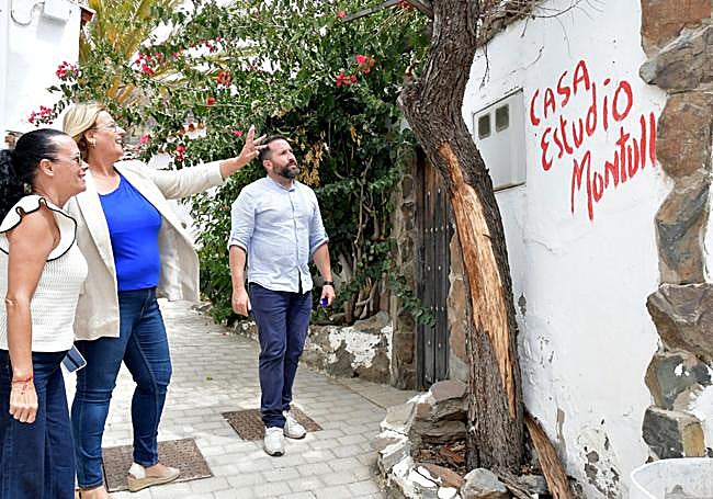 Los ediles Esther Delgado, Elena Álamo y Eduardo Armas, en una visita a la casa-estudio de Luis Montull.