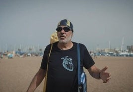 Lluís Serra, rector de la ULPGC, ataviado con ropa veraniega.