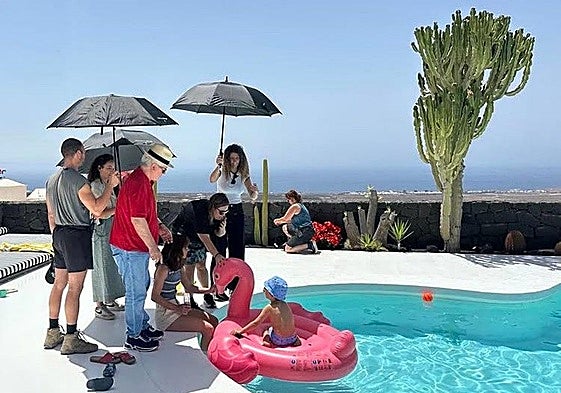 Almodóvar, con Victoria Luengo sentada, durante el rodaje de una escena.