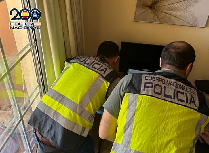 Dos agentes trabajan en el lugar donde se detuvo al hombre.