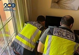 Dos agentes trabajan en el lugar donde se detuvo al hombre.
