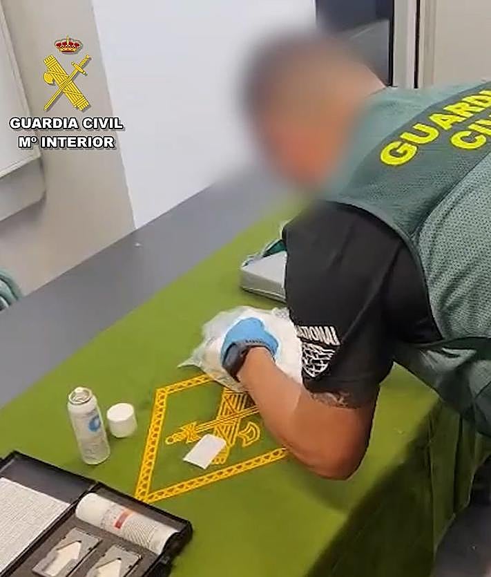 Imagen secundaria 2 - Golpe al narcotráfico en Gran Canaria: detienen a un buzo tras intentar extraer 101 kilos de cocaína de un buque en el Puerto de La Luz
