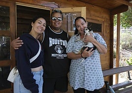 Amanda y Raúl, la nueva familia de 'Patuco', junto a Leticia, su rescatadora, que le tiene en brazos.