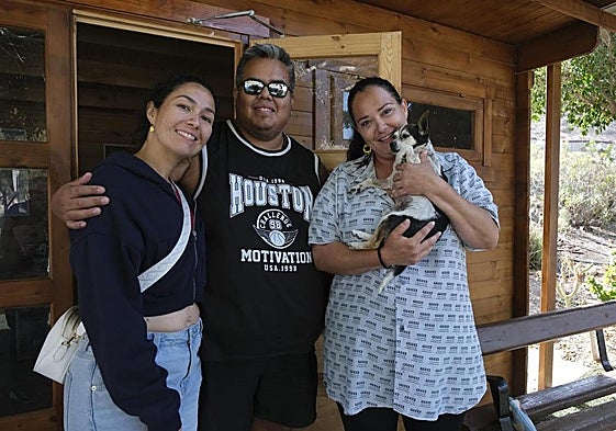 Amanda y Raúl, la nueva familia de 'Patuco', junto a Leticia, su rescatadora, que le tiene en brazos.