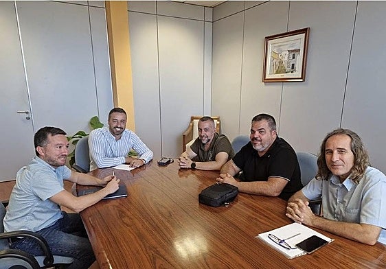Imagen de la reunión del alcalde Juan Antonio Peña y el concejal Miguel Rodríguez con el sector del taxi.
