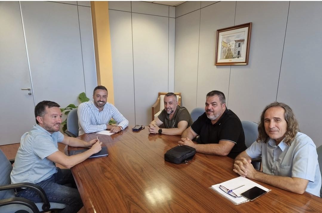 Imagen de la reunión del alcalde Juan Antonio Peña y el concejal Miguel Rodríguez con el sector del taxi.