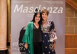 La alcaldesa Carolina Darias y Natalia Medina, el año pasado en una de las funciones de Masdanza, en el Teatro Pérez Galdós.