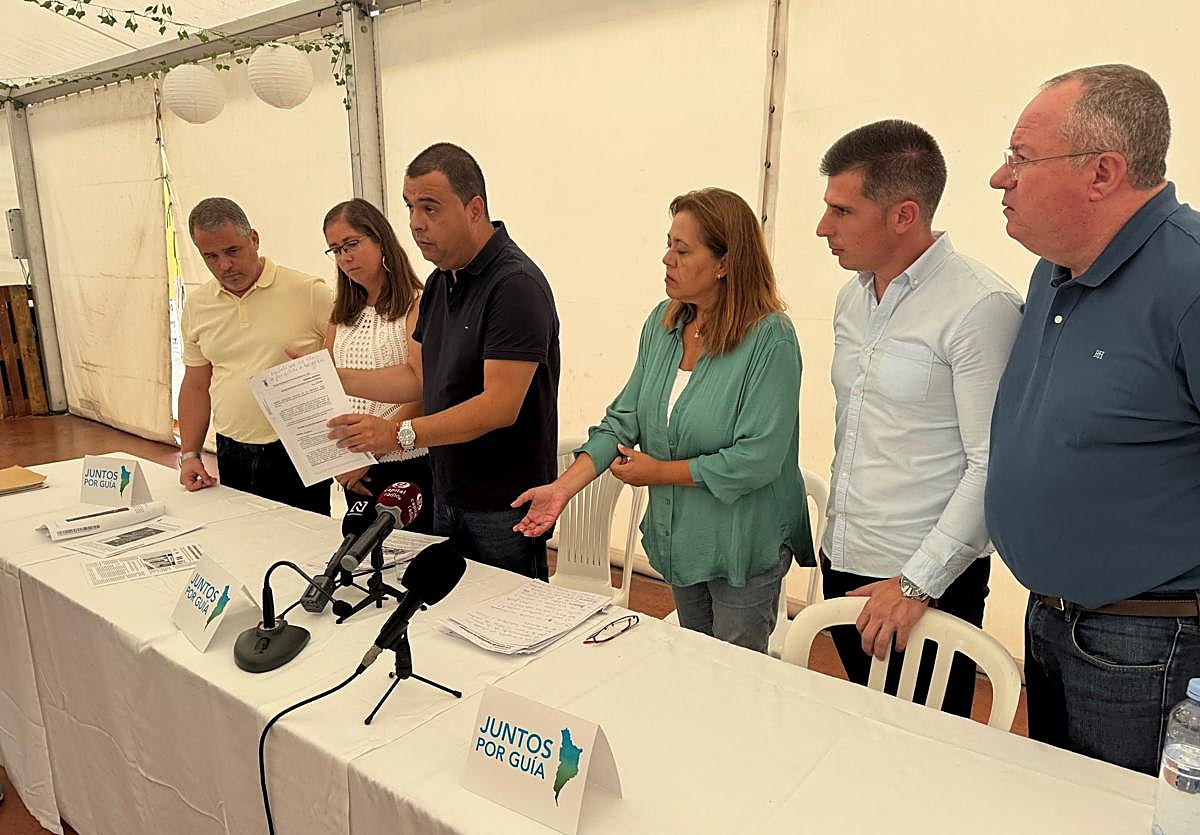 Pedro Rodríguez este miércoles junto a otros ediles de Juntos por Guía.