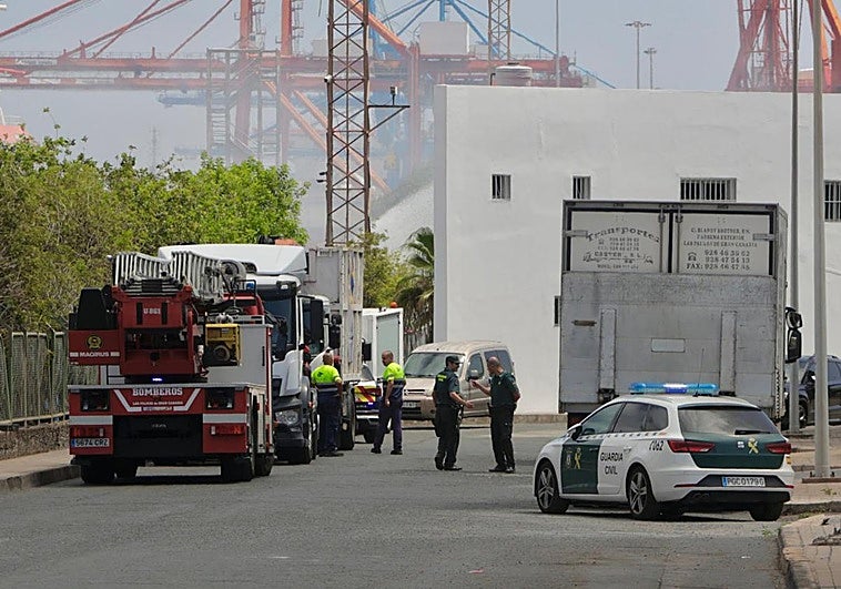 Los bomberos actúan en la zona afectada por el fuego en el Puerto.