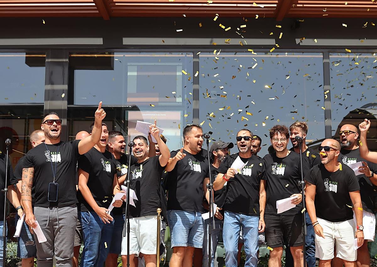 Imagen secundaria 1 - Parte del personal del nuevo local, actuación de Los Serenquenquenes y primeros clientes.