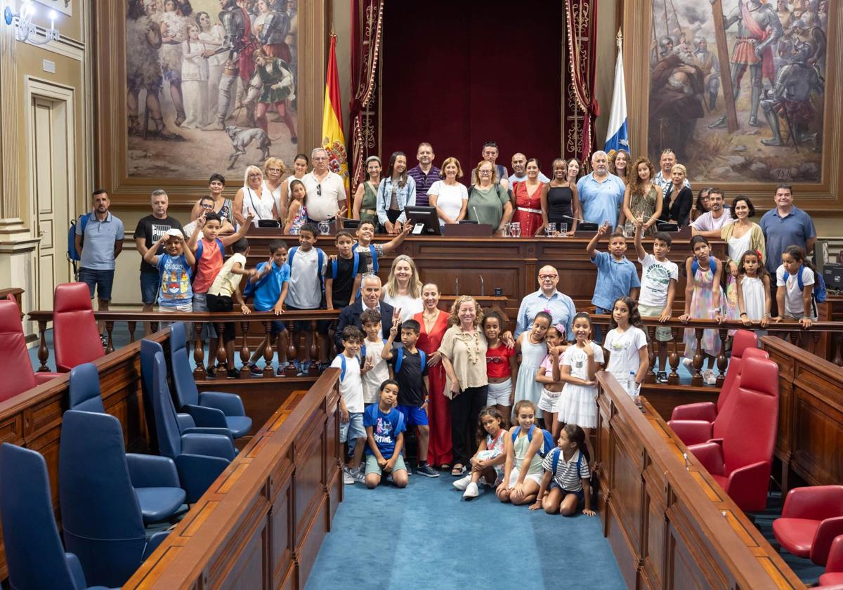 Visita de los niños y niñas saharauis del proyecto &#039;Vacaciones en Paz 2025&#039; al Parlamento