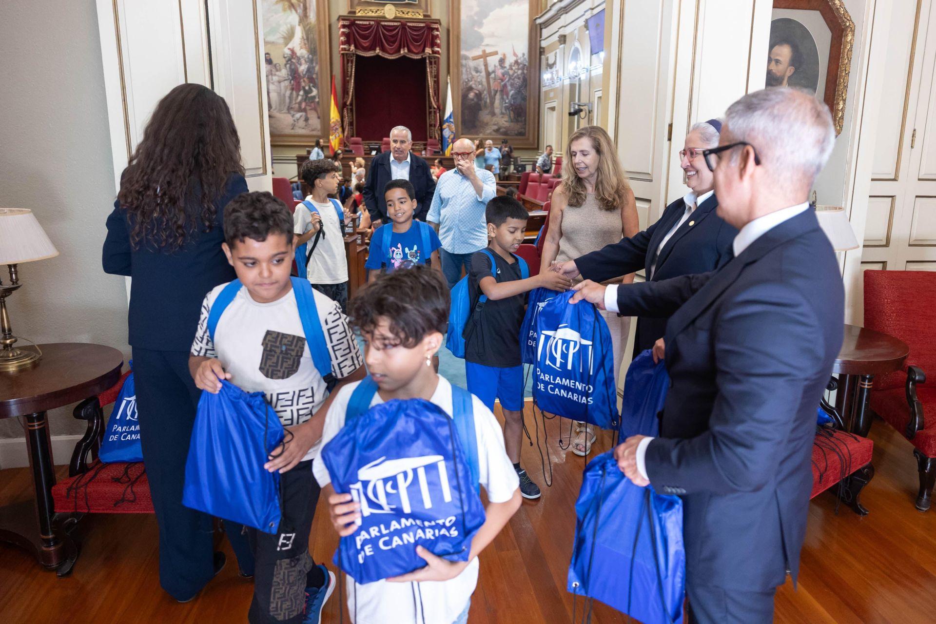 Visita de los niños y niñas saharauis del proyecto &#039;Vacaciones en Paz 2025&#039; al Parlamento