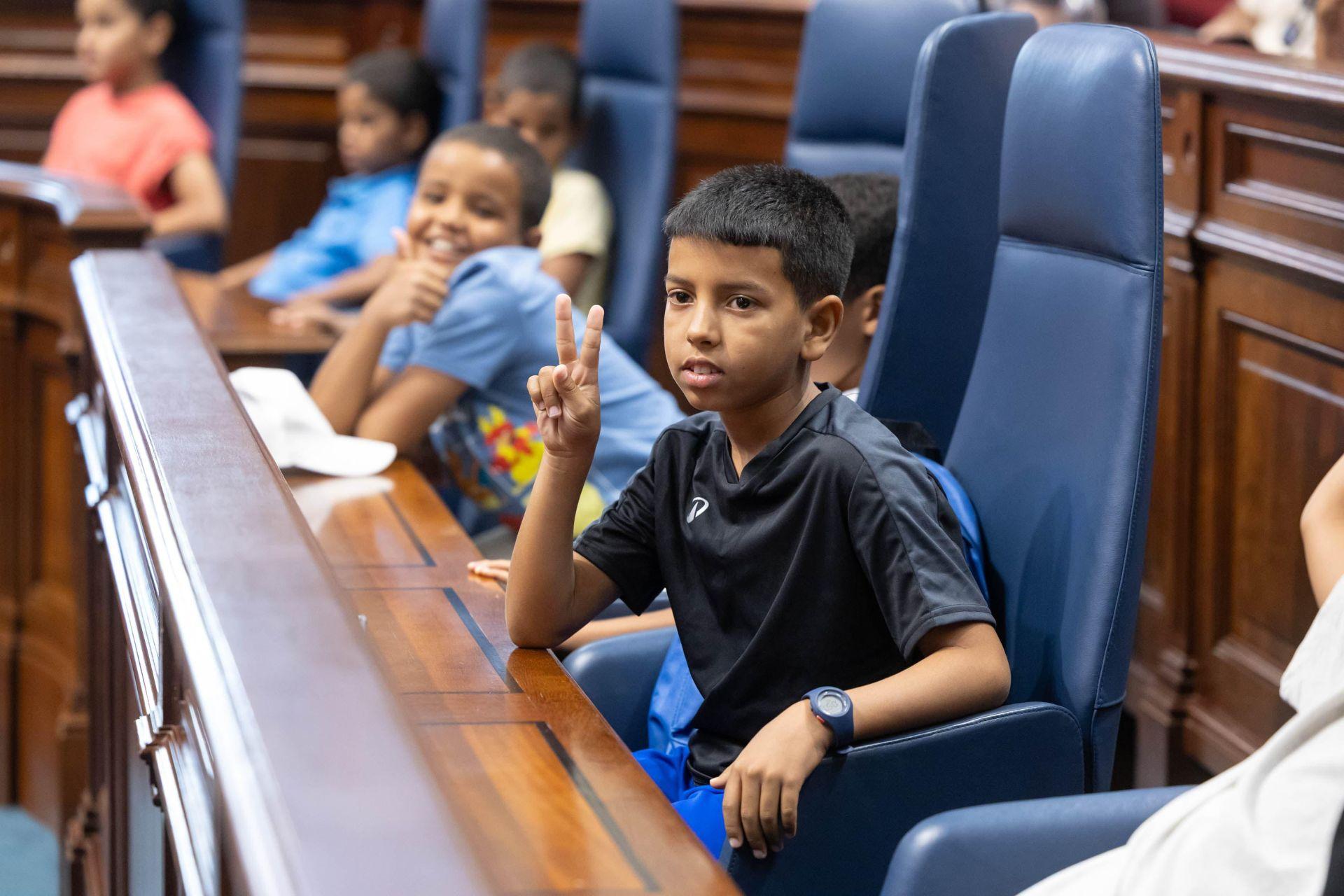 Visita de los niños y niñas saharauis del proyecto &#039;Vacaciones en Paz 2025&#039; al Parlamento