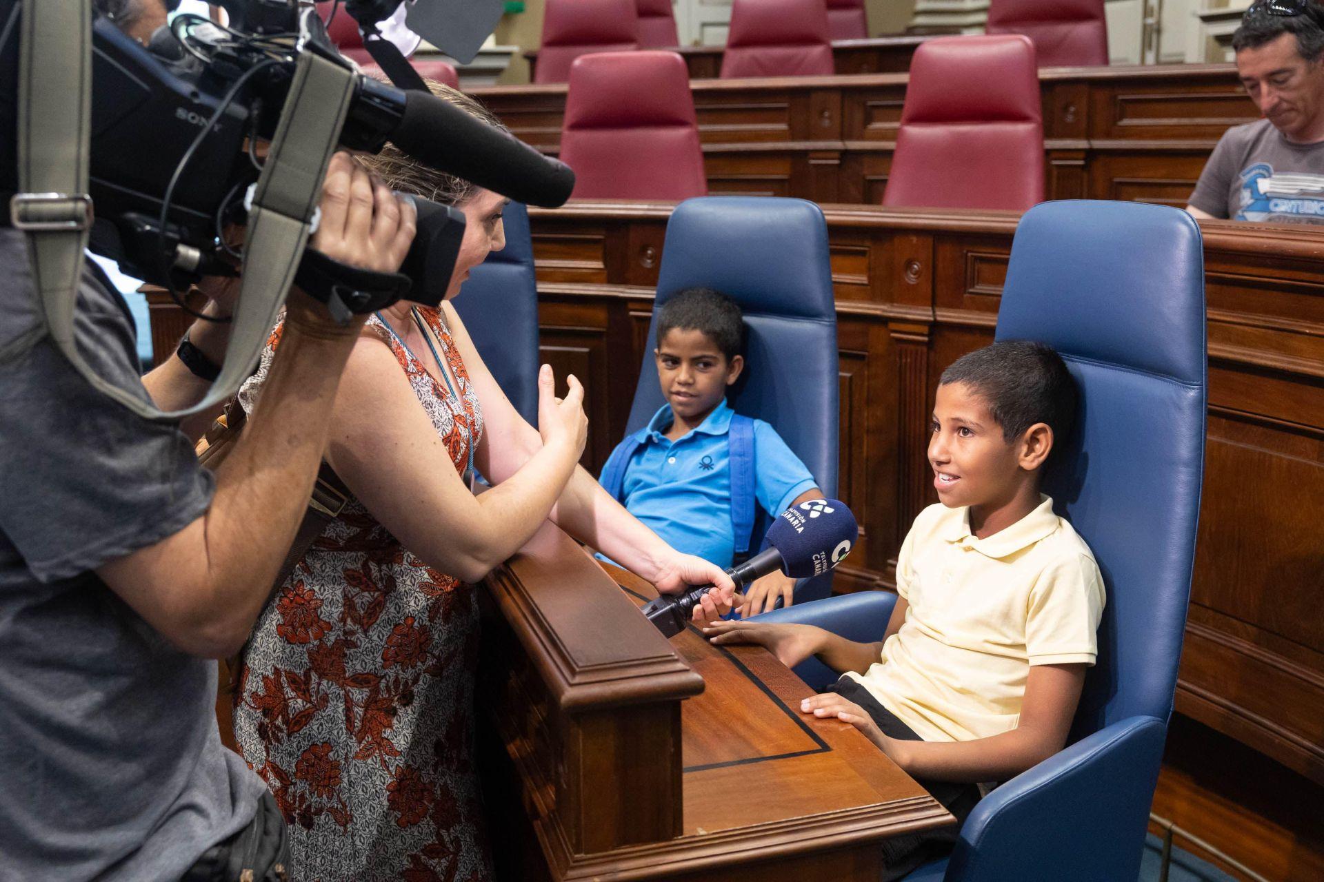 Visita de los niños y niñas saharauis del proyecto &#039;Vacaciones en Paz 2025&#039; al Parlamento