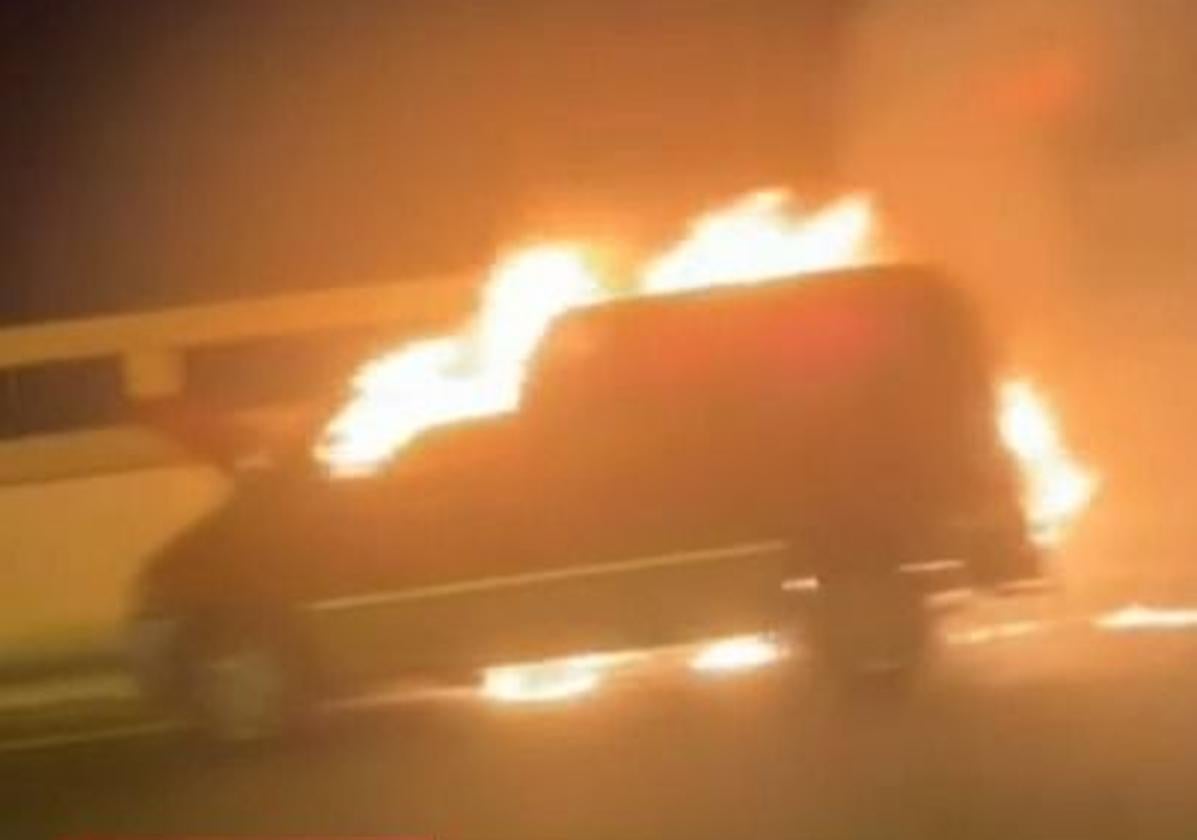 Imagen del vehículo incendiado.
