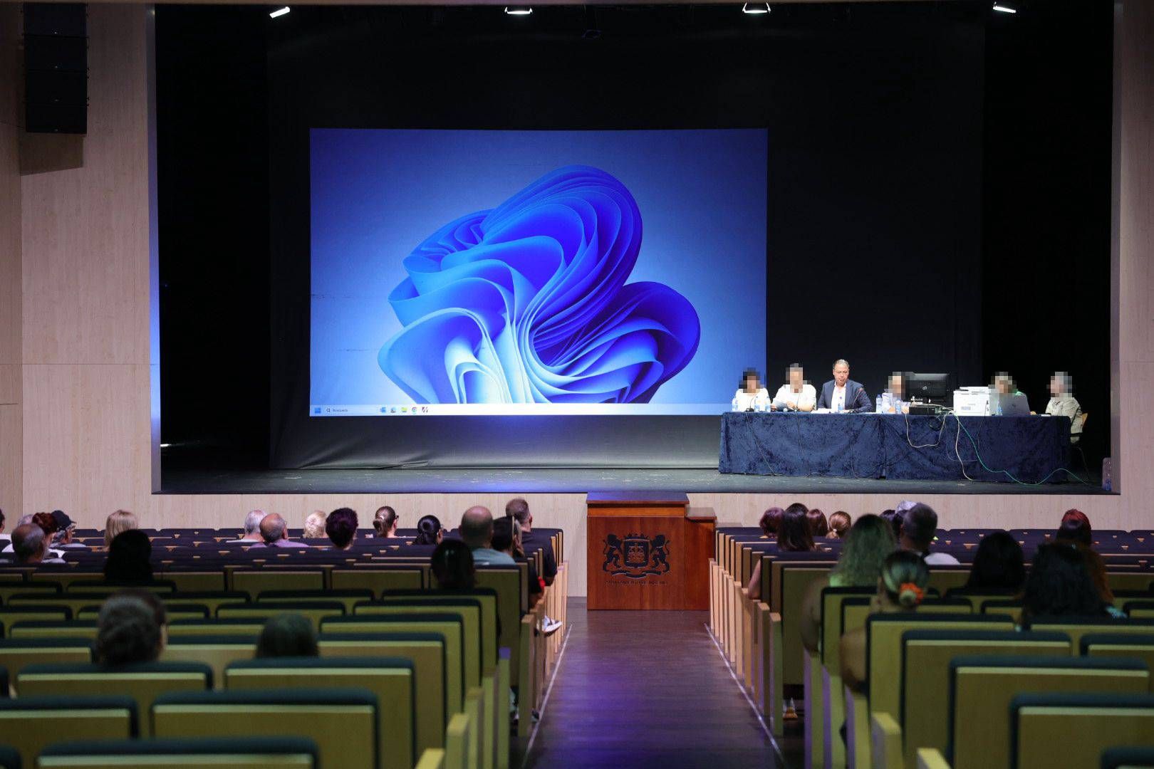 Acto en el que se realizó el sorteo de viviendas en El Sequero.