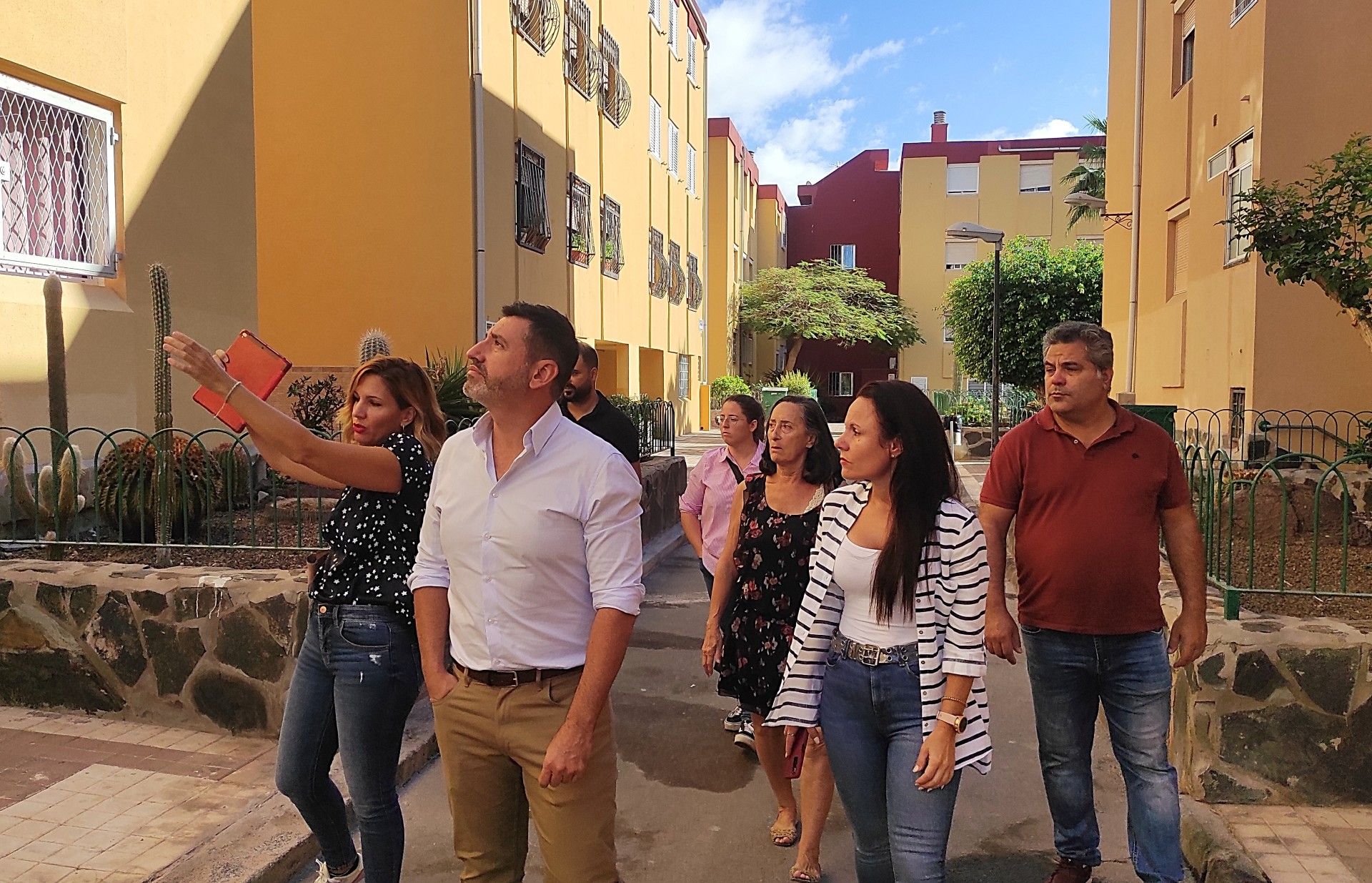 Alejandro Marichal y la concejala Lucía Jiménez, en la urbanización 'Las Llaves'.