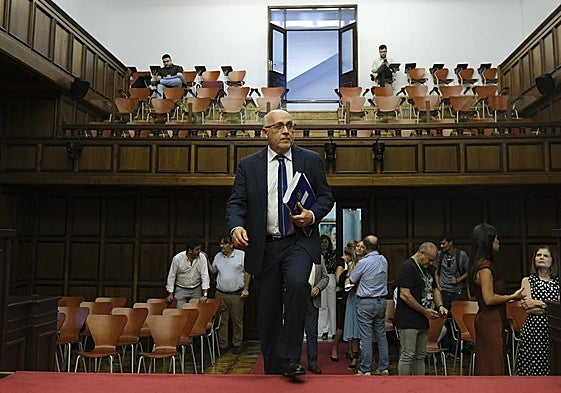 Antonio Morales, presidente del Cabildo, entrando a la sesión plenaria de julio.