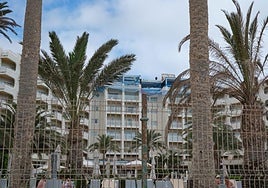 El toldo azul delata las obras de derribo que, desde el pasado 21 de julio, se están realizando en la azotea del hotel Tres Islas, en las Grandes Playas de Corralejo, en el municipio de La Oliva.