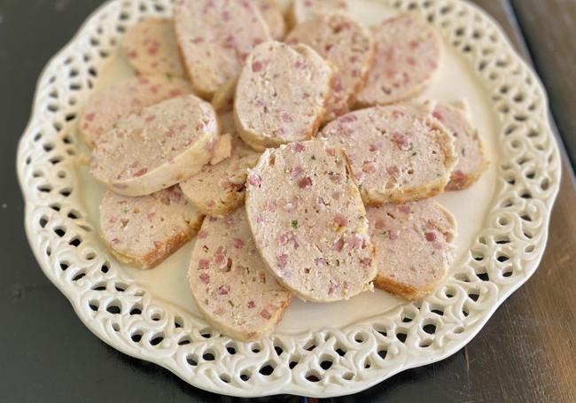 Rollo de pollo con piñones y jamón