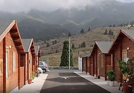 Comienza la retirada de las primeras viviendas temporales para afectados por el volcán en La Palma