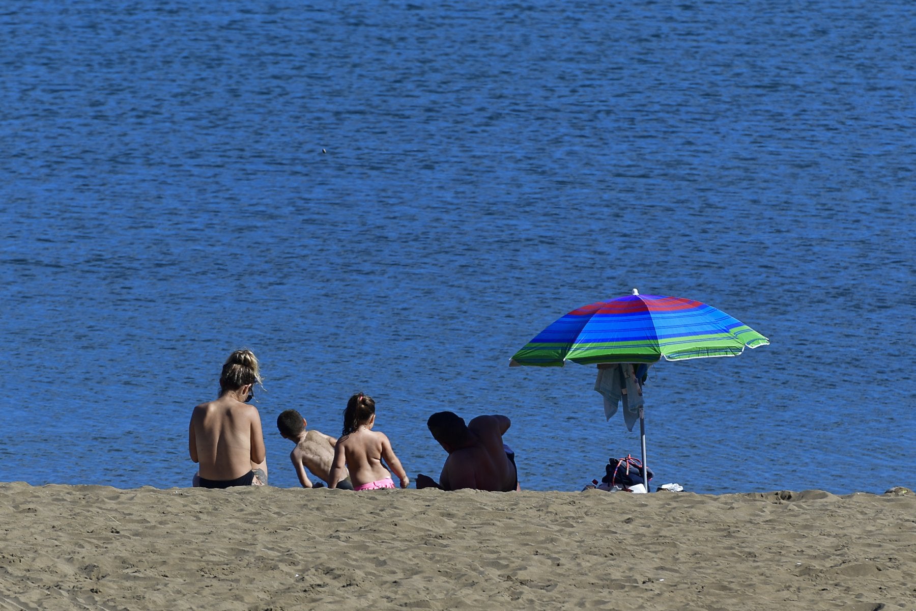 Foto de archivo de una familia en la playa de Las Alcaravaneras.