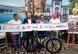 Foto de familia durante la presentación de la prueba.