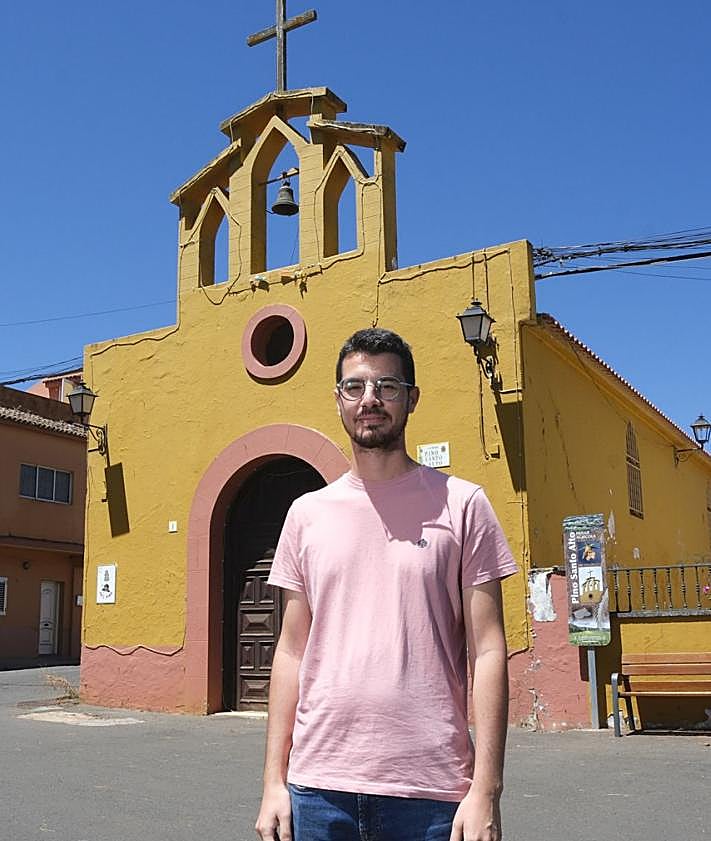 Imagen secundaria 2 - A la derecha, el emblemático cráter volcánica de la Caldera de Pino Santo. A la izquierda, Cristian Ortiz, actual presidente de la asociación de vecinos.