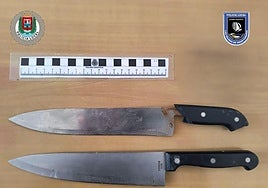 Imagen de los dos cuchillos que portaba el detenido.