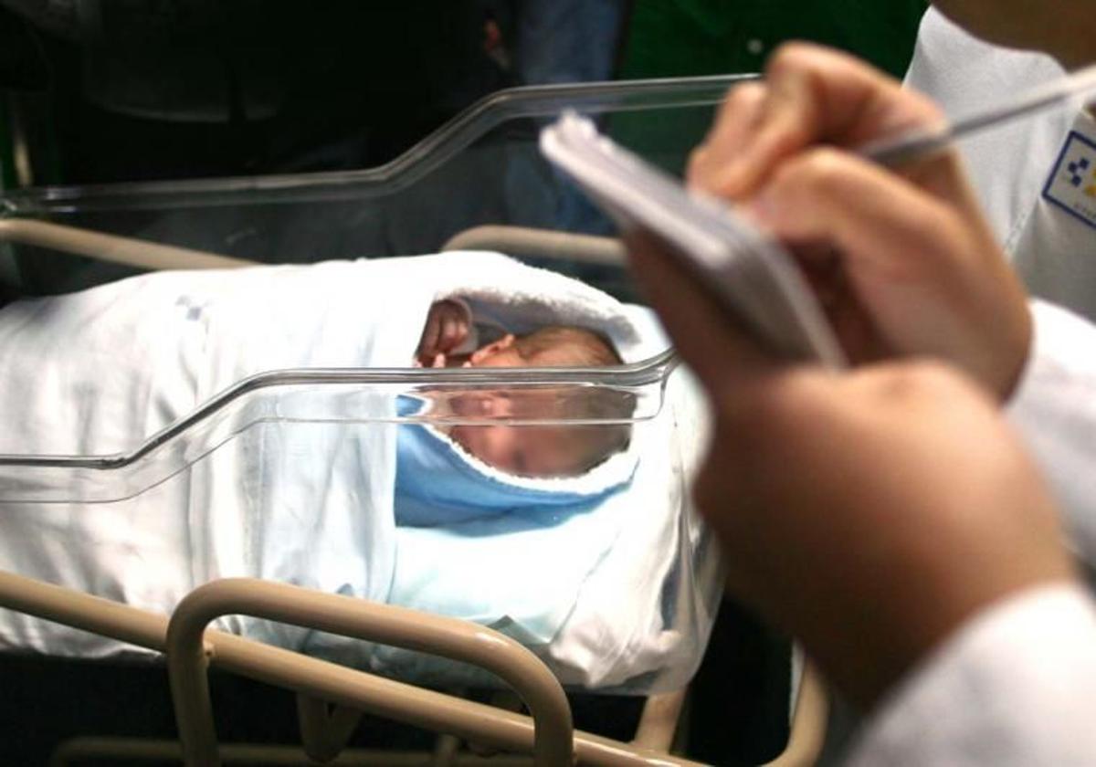 Imagen de archivo de un neonato en el hospital de Lanzarote.