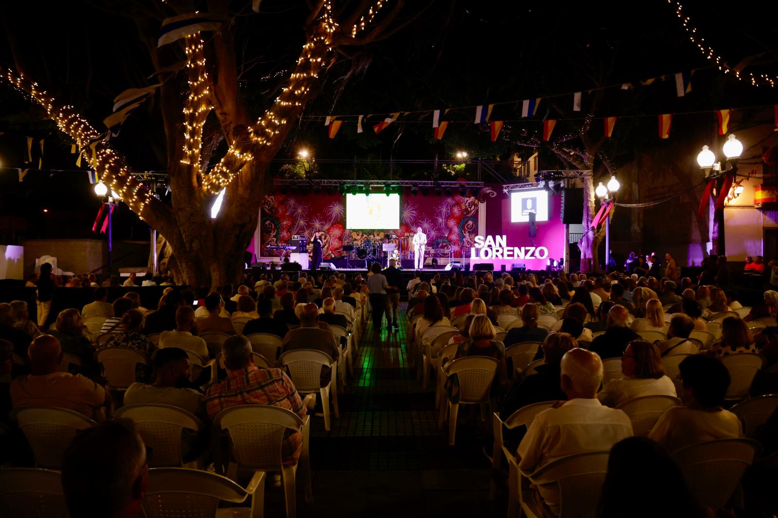 Imágenes de la lectura del pregón en la plaza de San Lorenzo
